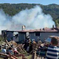 Kastamonu'da yangın: Bir kişi hayatını kaybetti, 3 ev küle döndü