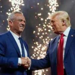 Kennedy, Trump i&ccedil;in yarıştan &ccedil;ekildi! Başkanlığı kim kazanacak?