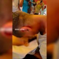 Şehit olan kardeşe son bakış! Katil İsrail yine masum insanları &ouml;ld&uuml;rd&uuml;...