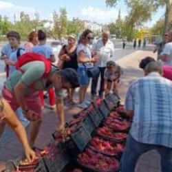 Aracılara kızdı tanesi 5 Euro olan meyveyi ücretsiz dağıttı