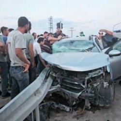 Aksaray'da feci kaza: Otomobil bariyerlere ok gibi saplandı