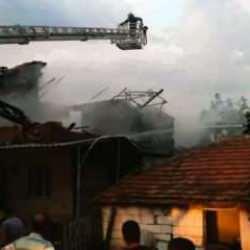 Denizli'de belediye m&uuml;d&uuml;r&uuml;n&uuml;n evine yıldırım d&uuml;şt&uuml;