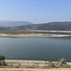 Bolu'da su seviyesi düşen Gölköy Baraj Gölü'nde yarım ada oluştu