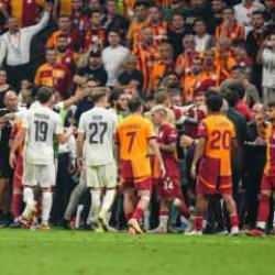 Galatasaray'da büyük yaprak dökümü! 7 ismin bileti kesildi