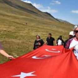 Gümüşhane'nin 3 bin 82 rakımlı Deveboynu Yaylası'nda şehitler anısına yürüyüş düzenlendi