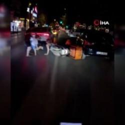 Hem suçlu hem güçlü! Eşini yerde gören adam kuryeye saldırdı! İşte kaza anı!