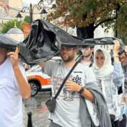 Yağmur dakikalar i&ccedil;erisinde Survivor'ı yaşattı! Kenti etkisi altına aldı