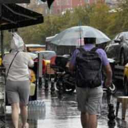 İstanbul'da sağanak yağış: İstiklal Caddesi g&ouml;le d&ouml;nd&uuml;, tramvay hattında seferler durdu