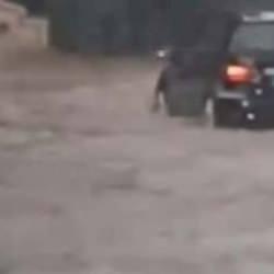 İstanbul'da sağanak yağış: Yollar göle döndü!