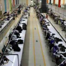 Küçük yaşta işçi olarak girdiği tekstil sektöründe kardeşleriyle fabrika sahibi oldu