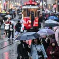 İstanbul'a beklenen yağış geldi: Hava bir anda karardı! Meteoroloji ve AKOM'dan uyarı