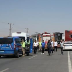 Muş'ta feci kaza: Dönüş yapan tıra çarptı! 1 kişi öldü, 5 kişi yaralandı