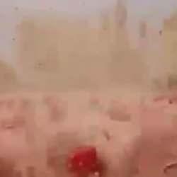 Şoke eden anlar! İki çocuk hortumun arasında kaldı