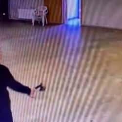 Tacizcinin kafasına satırla vurdu! Canlı yayında b&ouml;yle g&ouml;zaltına alındı