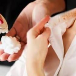 Tıraş köpüğü ile fondöten lekesi nasıl çıkarılır? Fondöten lekesini 10 dakikada söker atar!