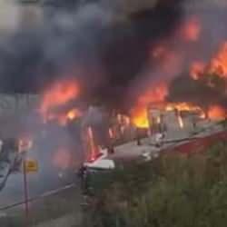 Tuzla'da polyester deposu alev alev yandı