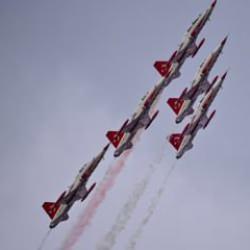 T&uuml;rk Yıldızları provada da mest etti! Jetler g&ouml;ky&uuml;z&uuml;nde iz bıraktı