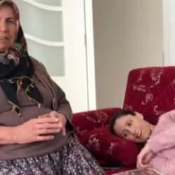 41 yaşındaki engelli kızına bebek gibi bakıyor