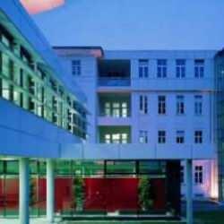 Beyin cerrahının gen&ccedil; kızı, ameliyatta hastanın kafatasına delik a&ccedil;tı