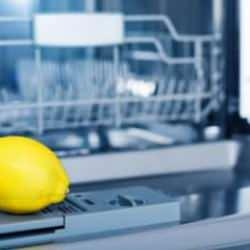 Bulaşık makinesinde limon kullanımı ne işe yarar? Bulaşık makinesine koyulan limon zarar verir mi?