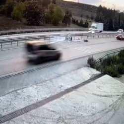 Burdur-Antalya kara yolunda elektrikli motosiklete otomobil çarptı: 1 yaralı