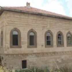 Defineciler tarihi bina demedi, mahalleyi k&ouml;stebek yuvasına &ccedil;evirdi