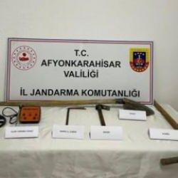 Devriye gezen jandarma ekipleri definecileri suçüstü yakaladı