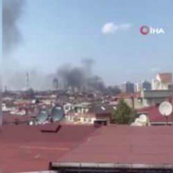 Gaziosmanpaşa'da 3 katlı binada yangın paniği! Mahalleli sokağa d&ouml;k&uuml;ld&uuml;