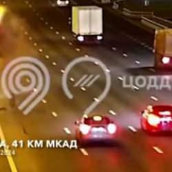 Moskova'da ilginç kaza: Başıboş tekerlek dehşet saçtı!