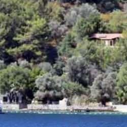 '&Ccedil;evreci' Şahan G&ouml;kbakar fena yakalandı! Villası ka&ccedil;ak &ccedil;ıktı! Yıkım kararı