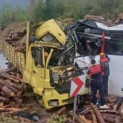 Zonguldak'ta yolcu otobüsü kamyonla çarpıştı! Ölüler ve yaralılar var!