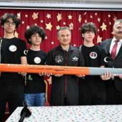 Astronot Gezeravcı Adana'da öğrencilerin geliştirdiği rokete "Zıpkın" adını verdi