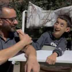 Fedakâr baba, yaptığı engelli ayakta durma sehpasıyla oğlunu mahalle mahalle gezdiriyor