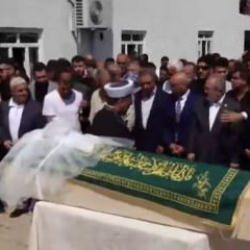 Küçük kızın cenazesi komşu köye getirildi! Türkiye Narin'e veda ediyor....