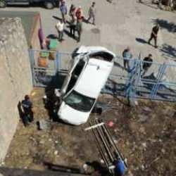 Malatya'da bir garip kaza: Dik şekilde asılı kaldı!