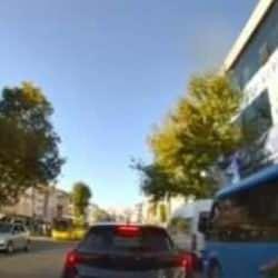 Motosiklet s&uuml;r&uuml;c&uuml;s&uuml;nden şok hareket! Şof&ouml;r&uuml;yle tartıştığı minib&uuml;s&uuml;n aynasını kırdı