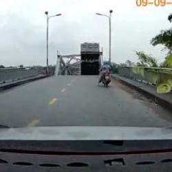 Vietnam'da şiddetli tayfun k&ouml;pr&uuml;y&uuml; yıktı! Korku dolu anlar kamerada