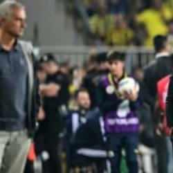 Herkes bu kareyi konuşuyor: Okan Buruk'un Mourinho'ya attığı bakış