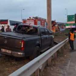 TEM'de korkunç kaza! Bariyerleri parçalayıp direğe çarptı