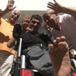 El arabasıyla gezdiriliyordu! Engelli genç tekerlekli sandalyesine kavuştu