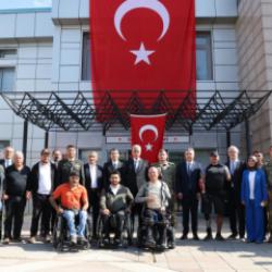 Bakan Memişoğlu'ndan hastanede tedavi gören gazilere ziyaret 