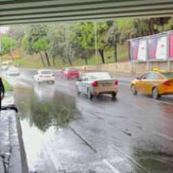 Bakırk&ouml;y'de alt ge&ccedil;it suyla doldu! Trafik durma noktasında