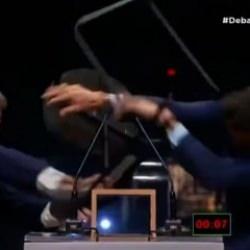 Belediye başkan adayının kafasına sandalye ile vurdu! İşte inanılmaz görüntüler