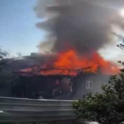 Beyoğlu'nda yangın! Ahşap bina çöktü, itfaiyeciler son anda kurtuldu!