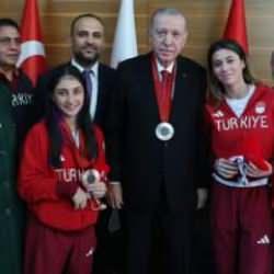 Cumhurbaşkanı Erdoğan, Türkiye Milli Paralimpik Takımı sporcularını kabul etti