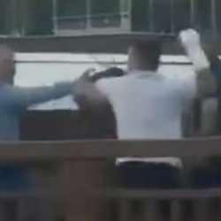 Al&ccedil;ılı koluna rağmen bana mısın demedi, tekme yumruk kavga etti!