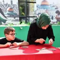 Gazze’deki zeytin ağacı katliamını zeytin çekirdeğinden tespih yaparak protesto ettiler