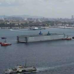 Haydarpaşa Limanı'ndan kalkan PD-30 isimli yüzer havuz İstanbul Boğazı'ndan geçti