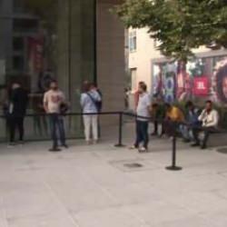 IPhone 16 alabilmek için gece saatlerinde metrelerce kuyruk oluşturdular