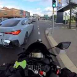 Kim haklı, Sosyal medya da ikiye b&ouml;l&uuml;nd&uuml;!Sağdan sollayan motor mu,sinyalsiz d&ouml;nen ara&ccedil; mı?